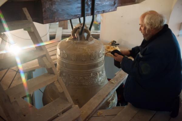 На колокольню храма Тихвинской иконы Божией Матери в Путилове поднят большой колокол