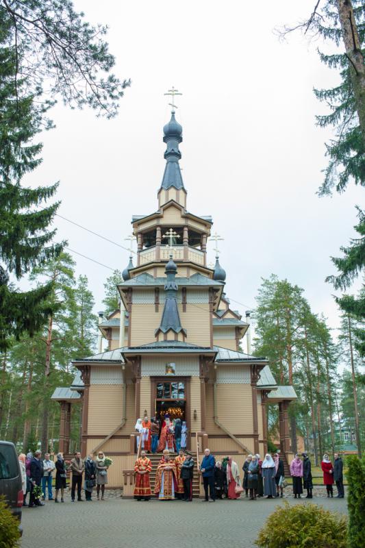 Освящение храма преподобного Серафима Саровского в поселке Песочном.