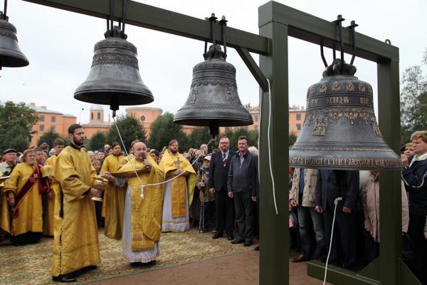 Новые колокола освящены в Чесменском храме 