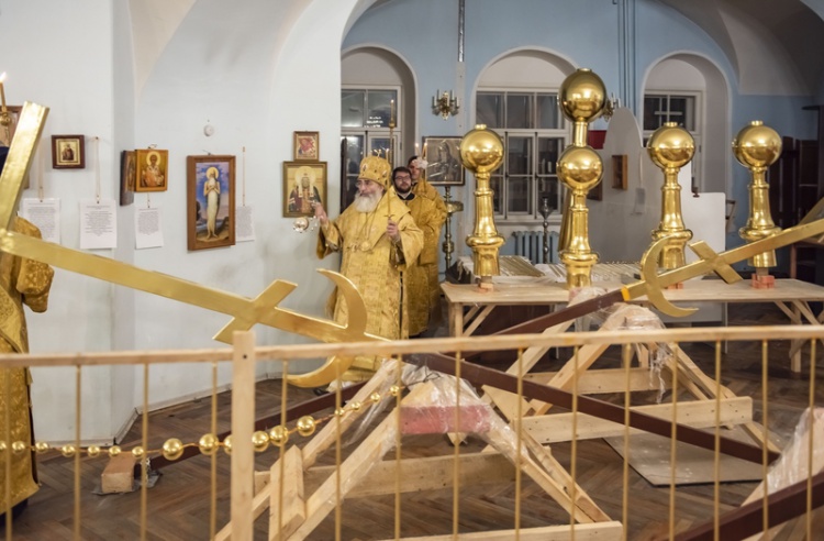 Освящены надкупольные кресты Покровского храма подворья Антониево-Дымского монастыря