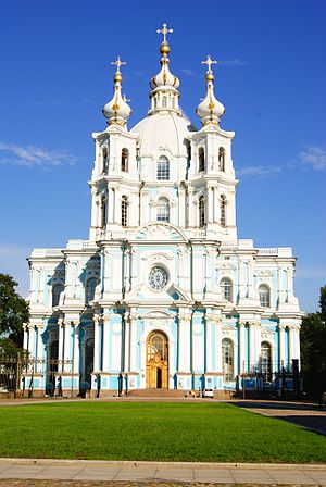 Над Смольным собором Санкт-Петербурга был установлен крест
