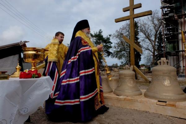 Освящение накупольных крестов и колоколов для храма в селе Паша