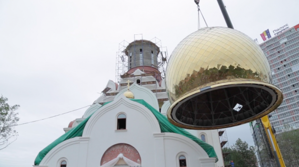 Поднятие креста и купола храма Иоанна Богослова в Кудрово