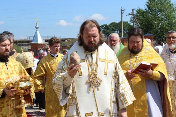 Епископ Митрофан заложил храм в честь святого Лазаря Косовского