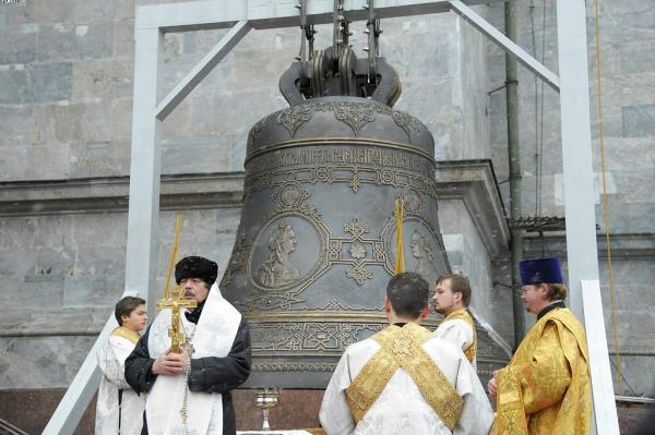 Епископ Маркелл освятил главный колокол Исаакиевского собора