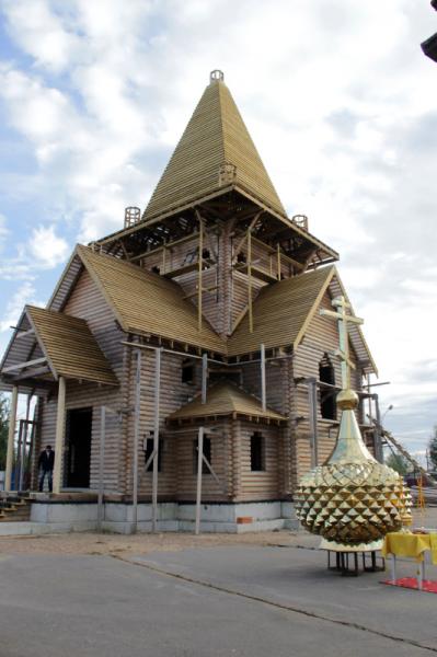 Освящение центрального купола храма свт. Митрофана Воронежского в Гатчине