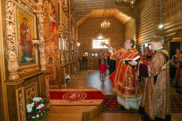 Освящение резного иконостаса в храме поселка Воейково