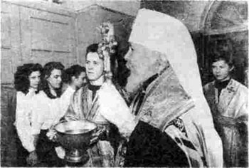 Митрополит Иоанн освящает часовню Божией Матери «Всех скорбящих Радосте» на Петроградской стороне.