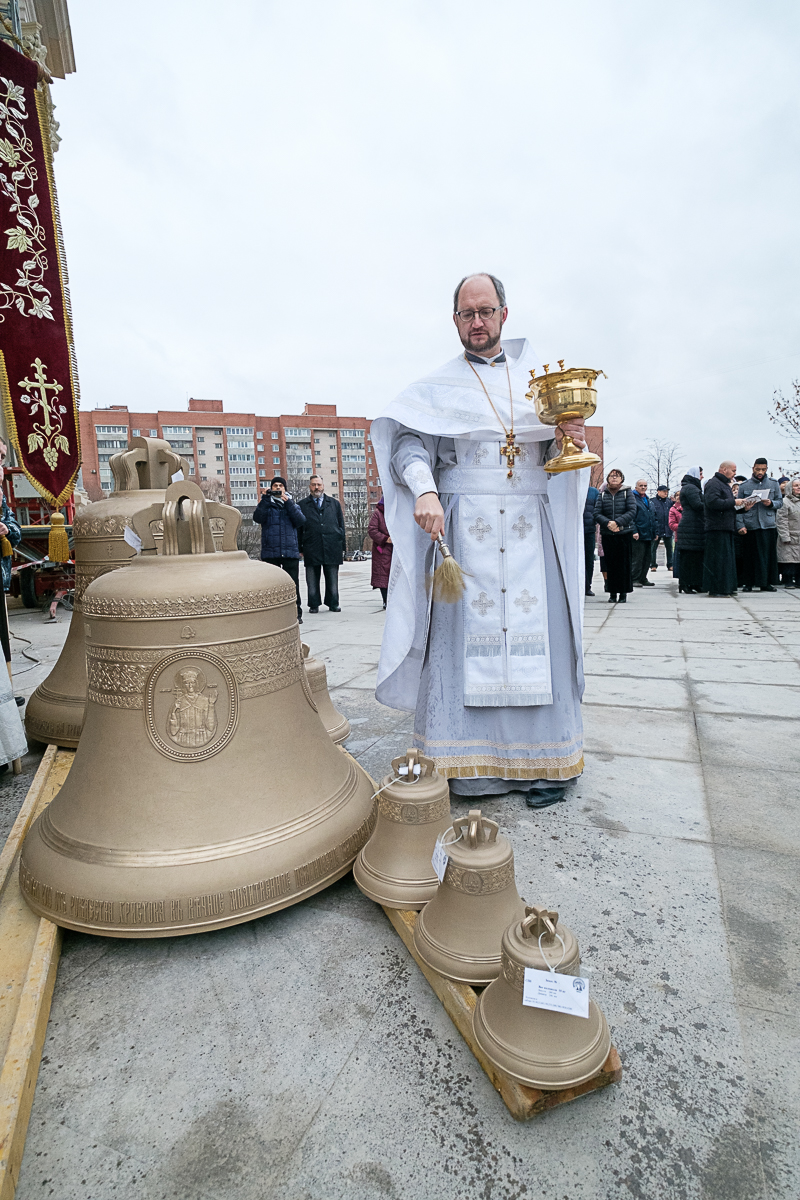 Храм архангела михаила на долгоозерной. Освящение колоколов храма. Храм Николая Чудотворца на Долгоозерной священники. Священники храма на Долгоозерной. Святитель Николай освящение колоколов.