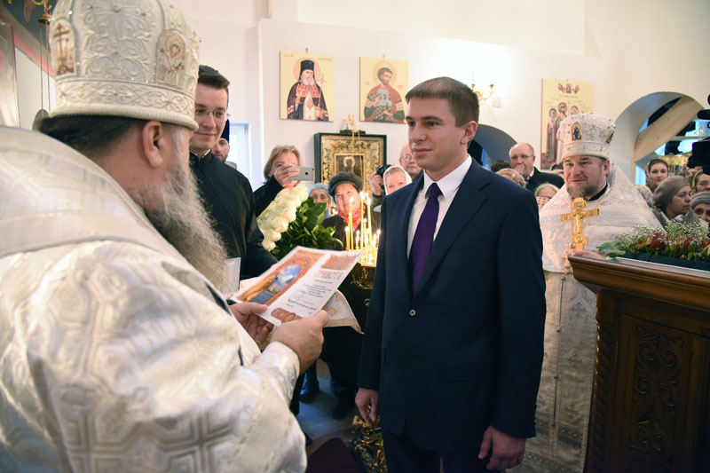 Храм архангела михаила на долгоозерной. Храм Архангела Михаила на Долгоозерной улице. Церковь Архангела Михаила СПБ Долгоозерная. Священники в храме Архангела.Михаила на Долгоозерной.