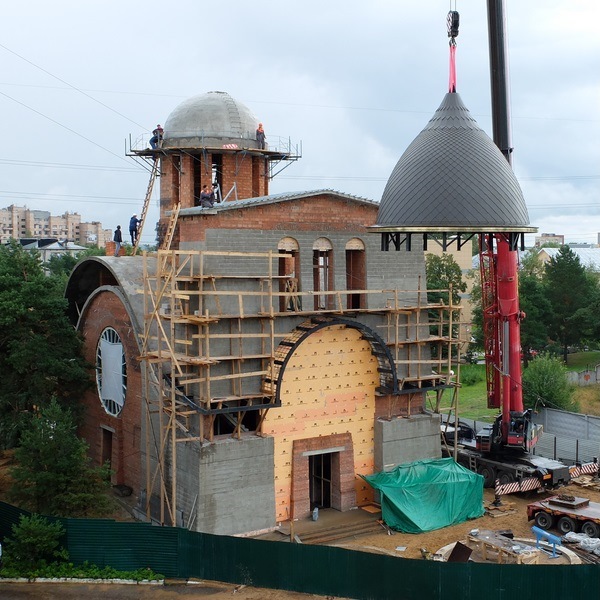 Купол с крестом установлены на храм святой Ксении Петербургской в Сестрорецке 