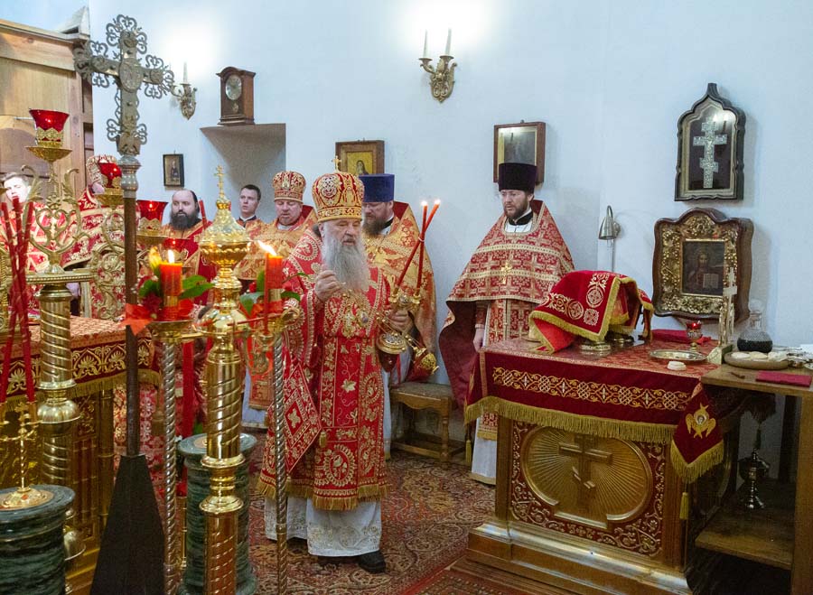 Богослужение в храме. Службы в введенском соборе. Ночная рождественская служба. Никон священники введенский. Службы в введенском соборе.