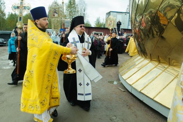 Епископ Игнатий  освятил кресты храма святого Иоанна Богослова в Кудрово