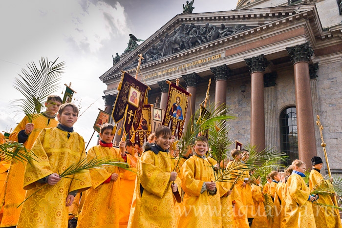 Божественная литургия для детей и крестный ход совершены в Санкт-Петербурге в Вербное воскресенье