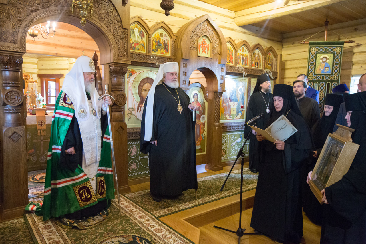 Патриаршее подворье в сокольниках. Патриаршее подворье расписание. Иверский храм николо-перервинского монастыря иконостас. Патриаршее подворье расписание. Патриаршее подворье расписание.